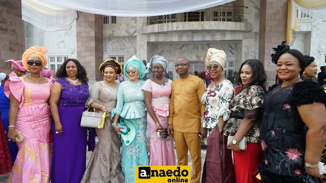 Lolo Chukwuma with friends and well wishers at the event in Nnewi