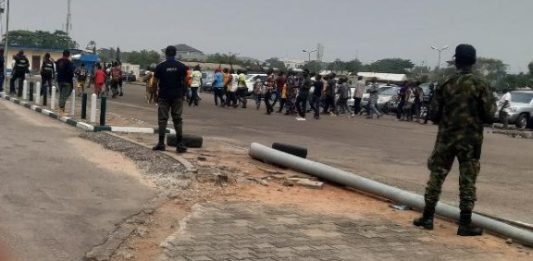 Youths attack Oshiomhole in Edo