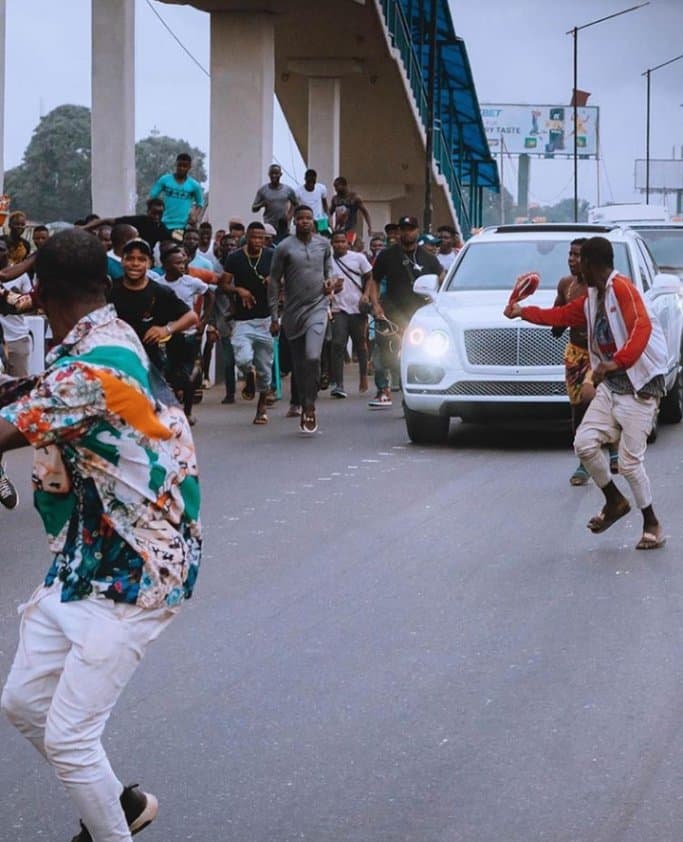 Photos: Davido Causes Traffic On Lagos Road As He Visits MC Oluomo