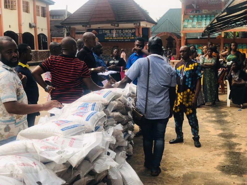 Christmas: Anaedo Concerned Youth Begins Distribution of Bags Of Rice, Cash Gifts In Nnewi (Photos)