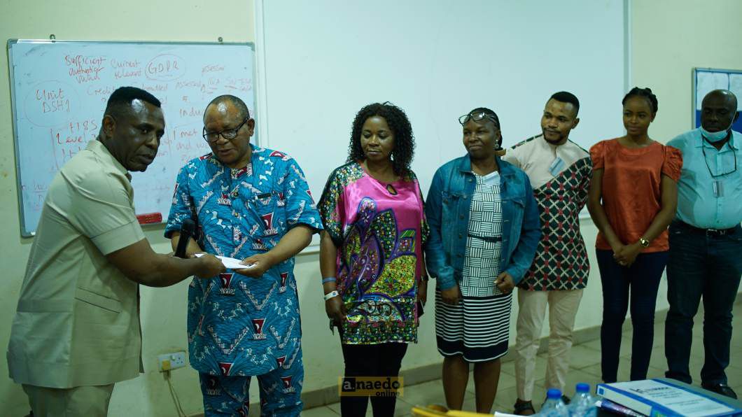 Mr. Endi Ezengwa presenting cash gift to Umuahia branch