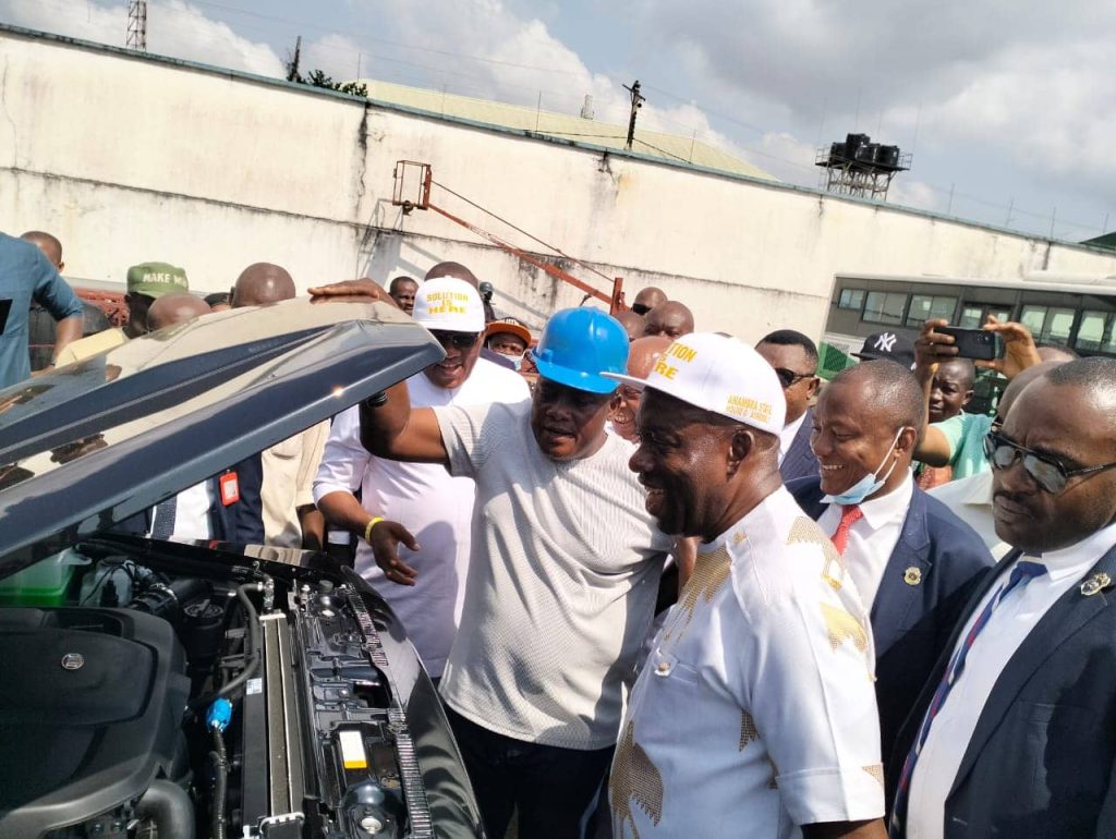 Innoson and Soludo inspecting an IVM car