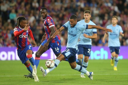 Michael Olise gliding past a Brentford defender